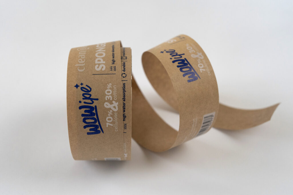 Braune Papierbanderole mit Druck Blau-Weiss auf einem weissen Untergrund. Ein Druckmuster von Primcut.